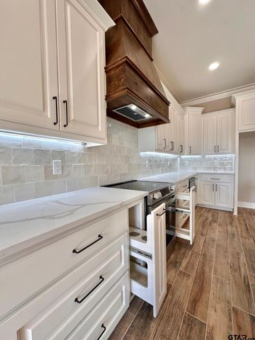 195 Clara Ln, Kilgore, TX 75662