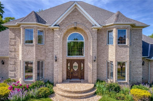 298 Village Drive, Broadview Heights, OH 44147