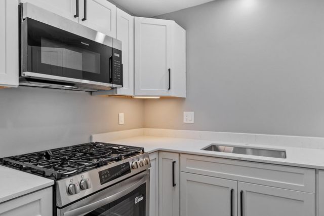 160 Merrimack St D, Lowell, MA 01852