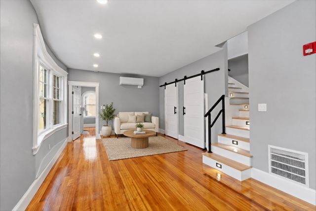 160 Merrimack St D, Lowell, MA 01852