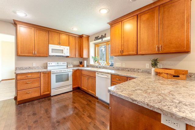 801 Gramsey Place, Burnsville, MN 55306