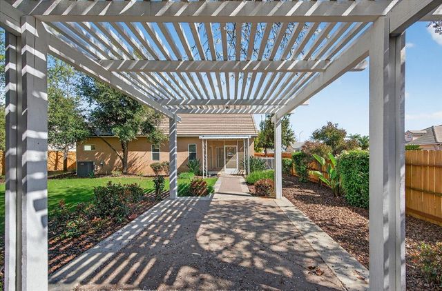 9935 N Ann Avenue, Fresno, CA 93720