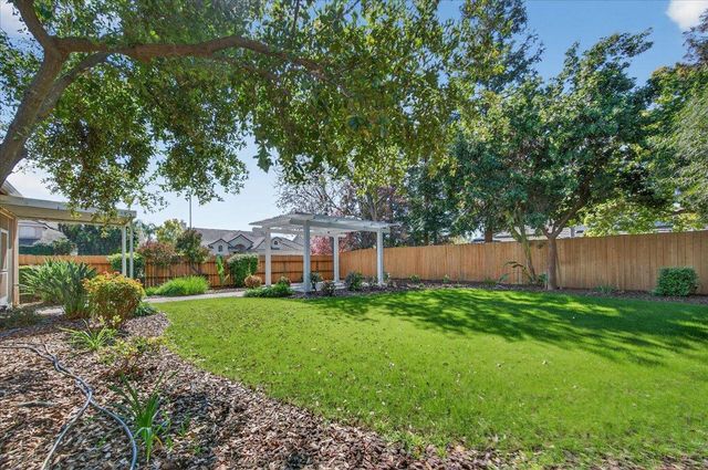 9935 N Ann Avenue, Fresno, CA 93720