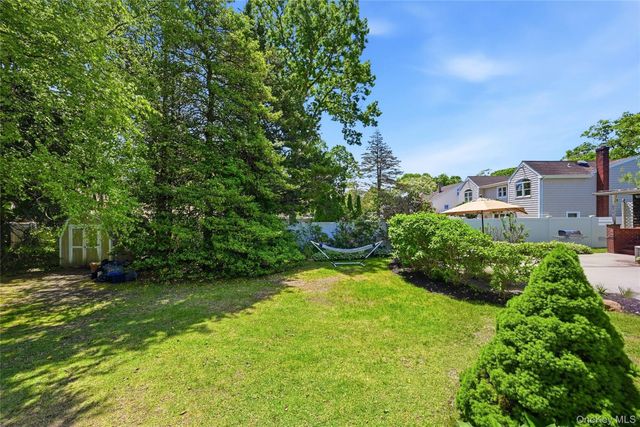 17 Pauchogue Avenue, East Islip, NY 11730