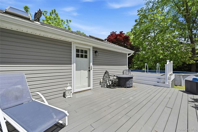 17 Pauchogue Avenue, East Islip, NY 11730