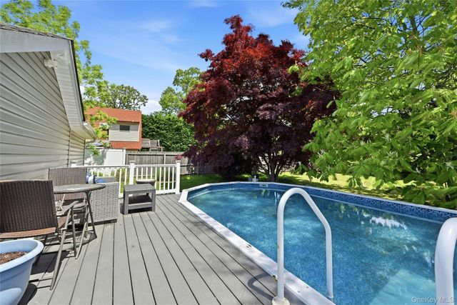 17 Pauchogue Avenue, East Islip, NY 11730