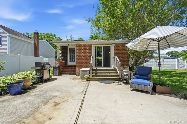 17 Pauchogue Avenue, East Islip, NY 11730