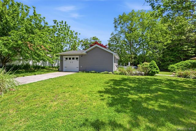 17 Pauchogue Avenue, East Islip, NY 11730