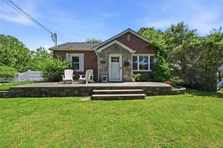 17 Pauchogue Avenue, East Islip, NY 11730