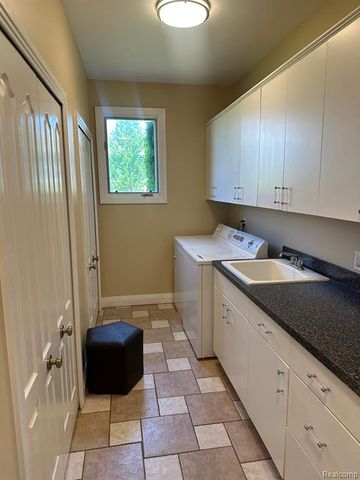 5238 Windmill Drive, Troy, MI 48085