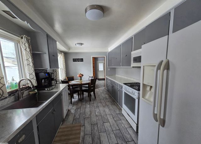 26731 Parkington Street, Roseville, MI 48066