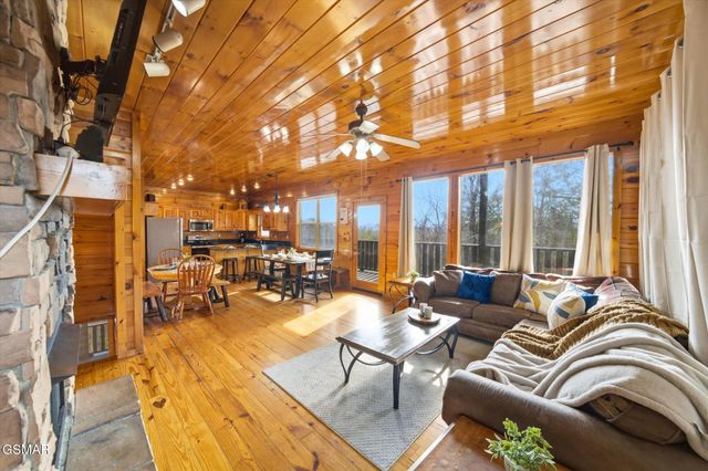 2016 Oakmont Drive, Sevierville, TN 37876