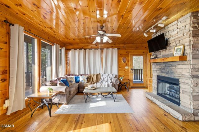 2016 Oakmont Drive, Sevierville, TN 37876