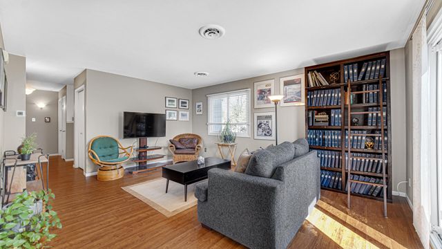 975 Millpond Road N, Valparaiso, IN 46385