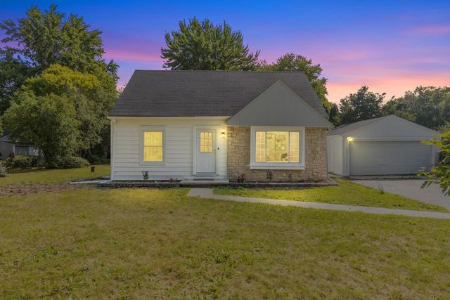 550 N Riverside DRIVE, Saukville, WI 53080