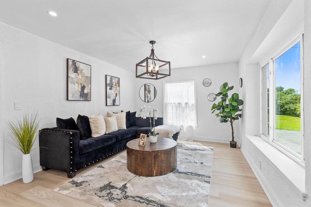 550 N Riverside DRIVE, Saukville, WI 53080