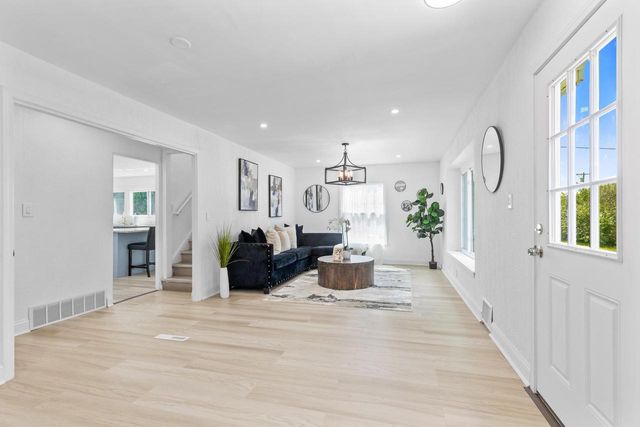 550 N Riverside DRIVE, Saukville, WI 53080