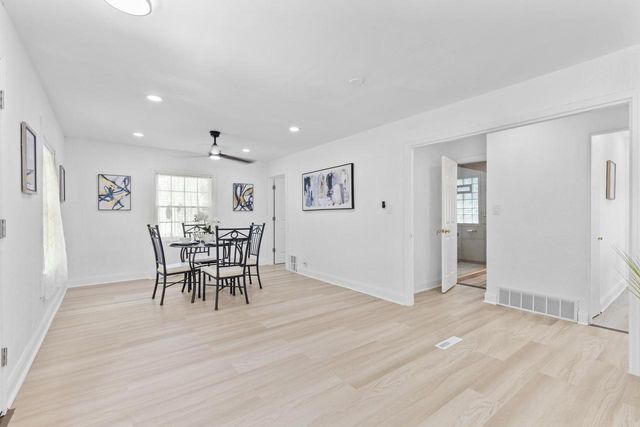 550 N Riverside DRIVE, Saukville, WI 53080