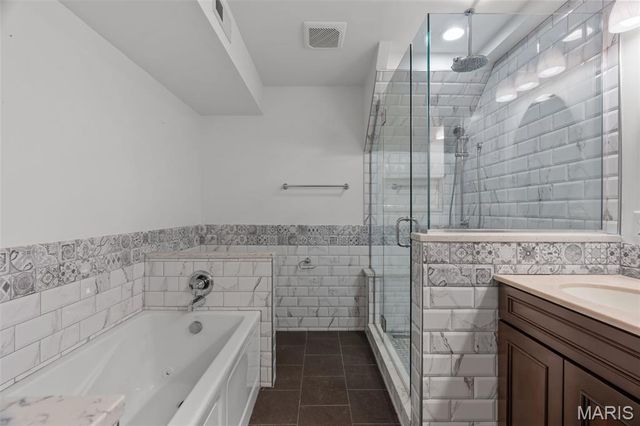 5168 Hollow Wood Court D, St Louis, MO 63128