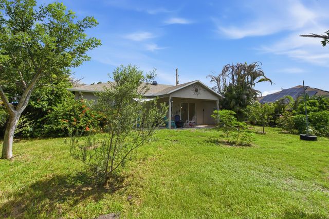 674 SW LAKEHURST Drive, Port St. Lucie, Port St Lucie, FL 34983