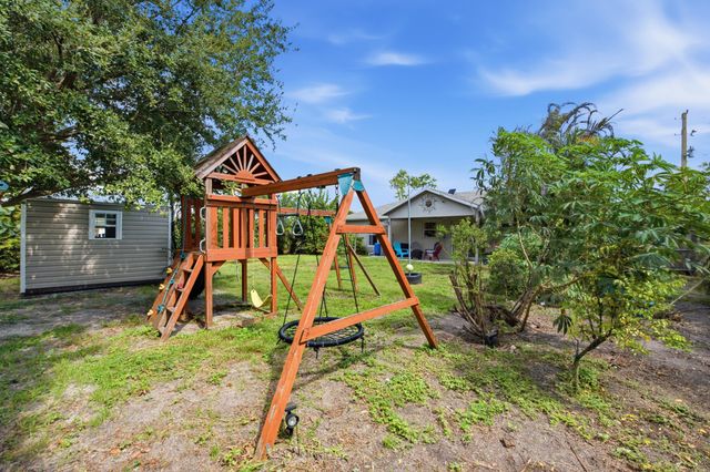 674 SW LAKEHURST Drive, Port St. Lucie, Port St Lucie, FL 34983