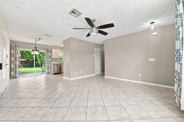 674 SW LAKEHURST Drive, Port St. Lucie, Port St Lucie, FL 34983