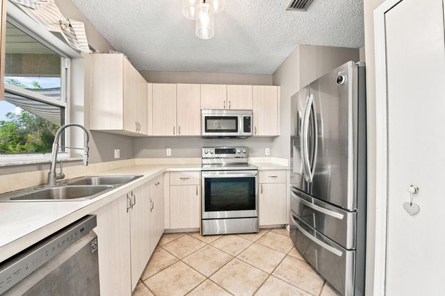 674 SW LAKEHURST Drive, Port St. Lucie, Port St Lucie, FL 34983