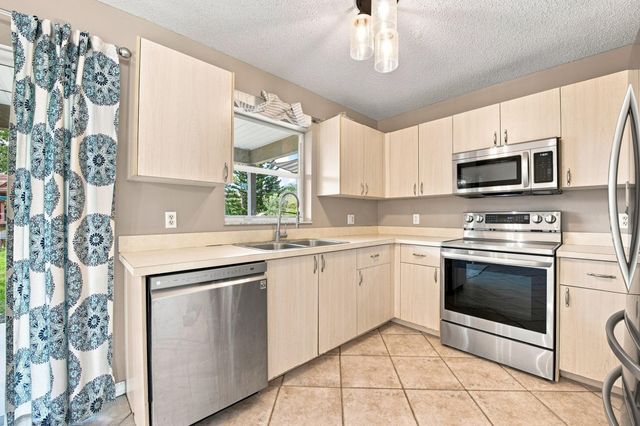 674 SW LAKEHURST Drive, Port St. Lucie, Port St Lucie, FL 34983