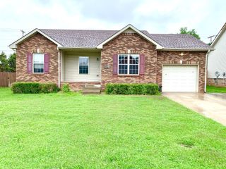 685 Foxfield Dr, Clarksville, TN 37042
