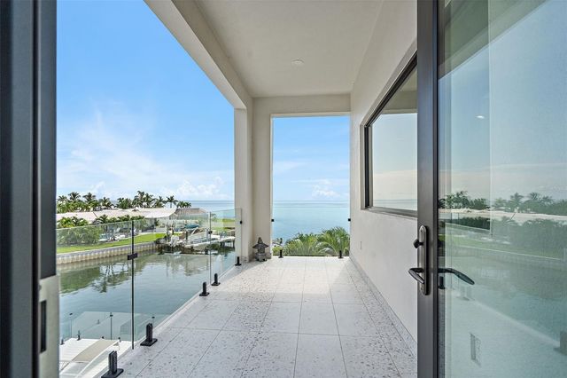 585 DOLPHIN AVENUE SE, St Petersburg, FL 33705