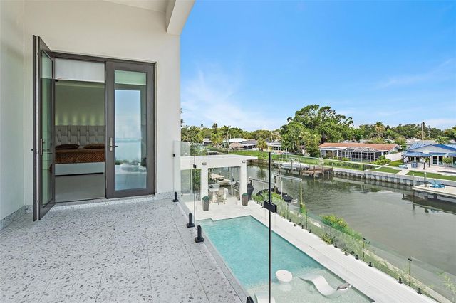 585 DOLPHIN AVENUE SE, St Petersburg, FL 33705