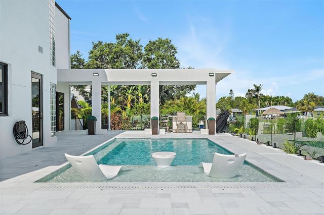 585 DOLPHIN AVENUE SE, St Petersburg, FL 33705