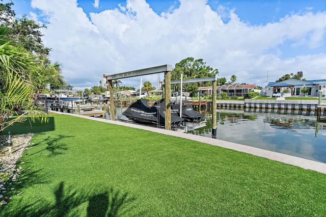585 DOLPHIN AVENUE SE, St Petersburg, FL 33705