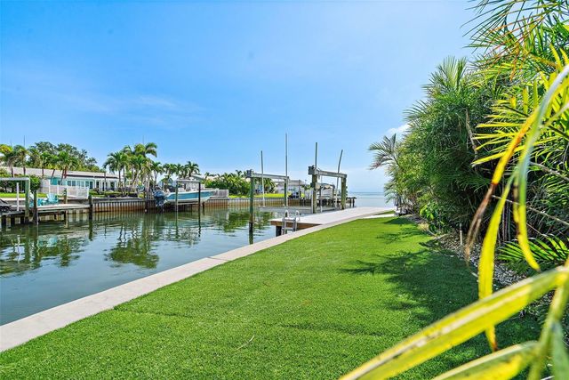 585 DOLPHIN AVENUE SE, St Petersburg, FL 33705