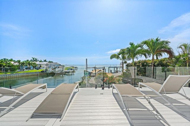 585 DOLPHIN AVENUE SE, St Petersburg, FL 33705