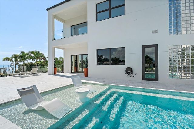 585 DOLPHIN AVENUE SE, St Petersburg, FL 33705