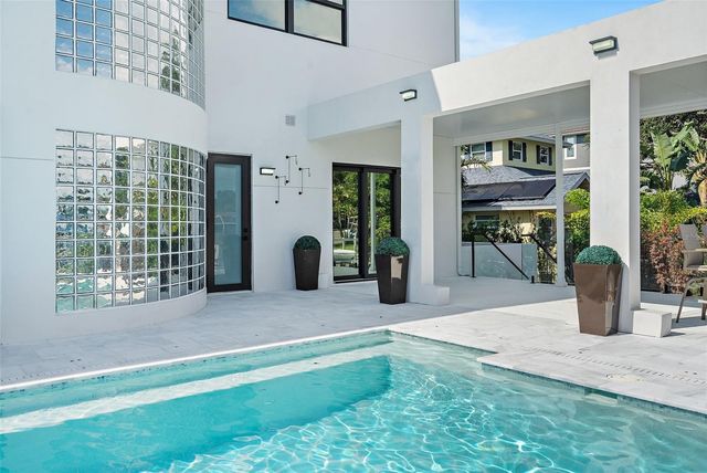 585 DOLPHIN AVENUE SE, St Petersburg, FL 33705