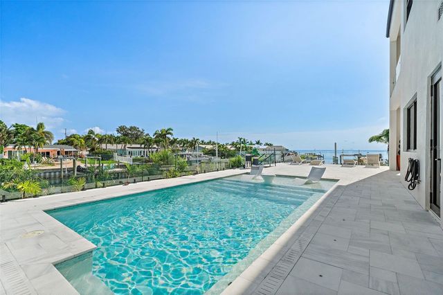 585 DOLPHIN AVENUE SE, St Petersburg, FL 33705