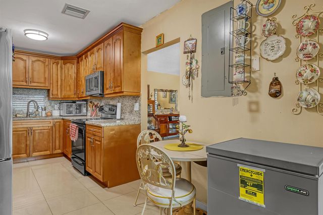 2886 Fernley Drive E 5, West Palm Beach, FL 33415