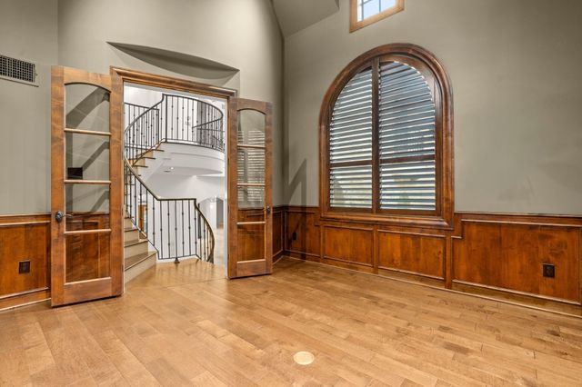 10 Maroon Creek Court, The Woodlands, TX 77389