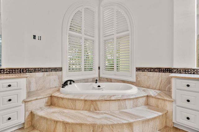 10 Maroon Creek Court, The Woodlands, TX 77389