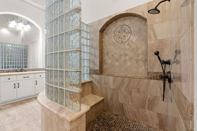 10 Maroon Creek Court, The Woodlands, TX 77389