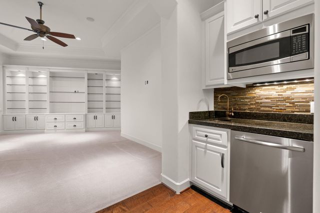 10 Maroon Creek Court, The Woodlands, TX 77389