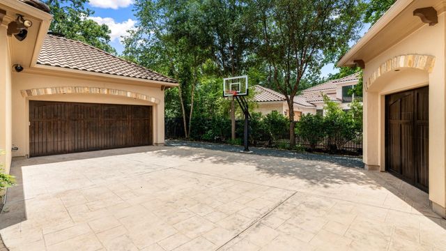 10 Maroon Creek Court, The Woodlands, TX 77389