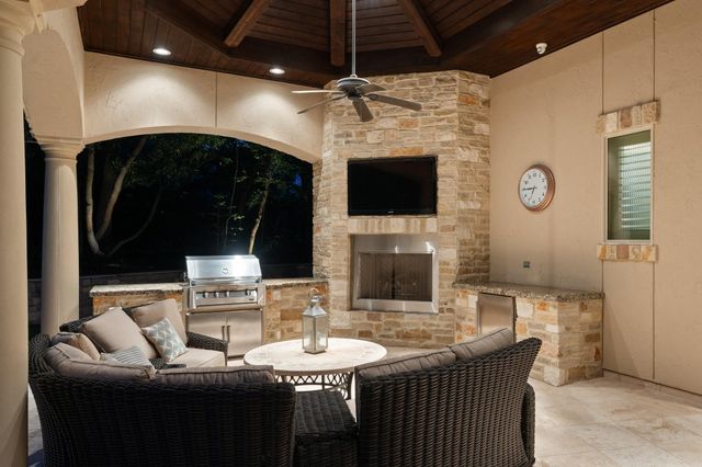 10 Maroon Creek Court, The Woodlands, TX 77389