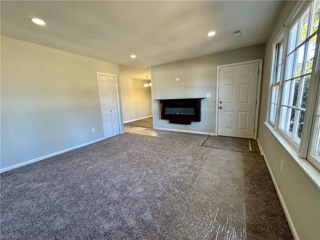 932 Wilson LN, Hampton, VA 23663