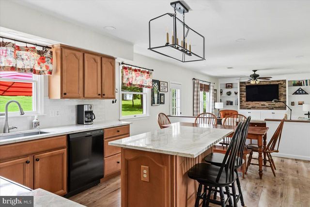 9 BROOKDALE DR, Doylestown, PA 18901