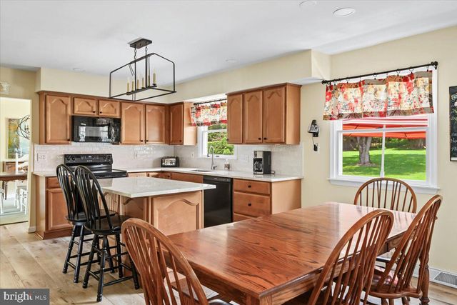9 BROOKDALE DR, Doylestown, PA 18901