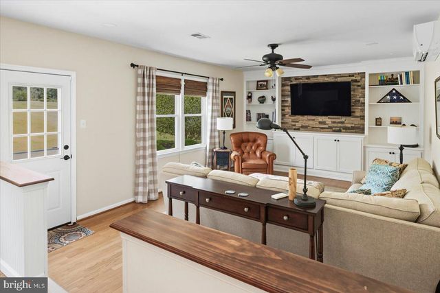 9 BROOKDALE DR, Doylestown, PA 18901