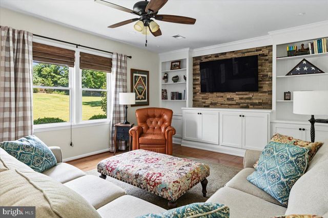 9 BROOKDALE DR, Doylestown, PA 18901